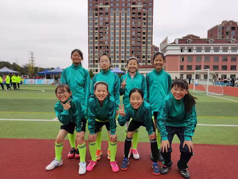 让孩子们自由奔跑和跳跃,让孩子痛快的奔跑