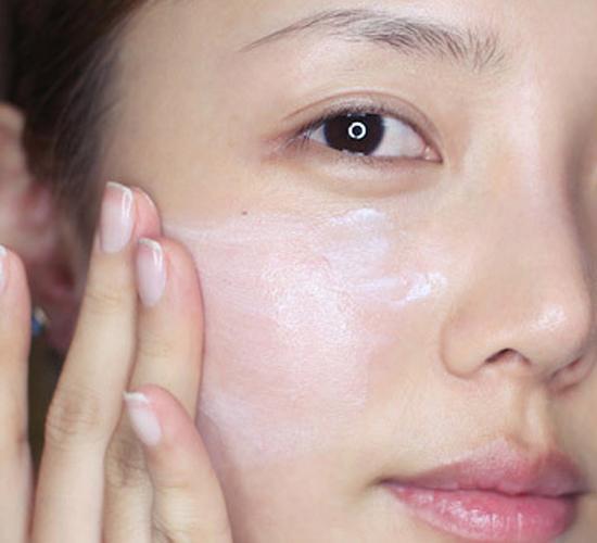 化妆先抹防晒还是先抹bb霜,化妆时先涂隔离霜还是先涂防晒霜