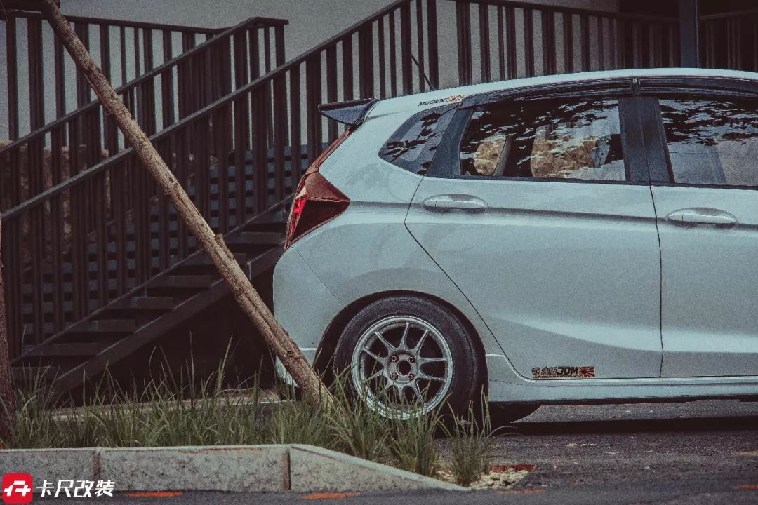 白色本田飞度潮享版怎么改装好看,7万买飞度60万改装