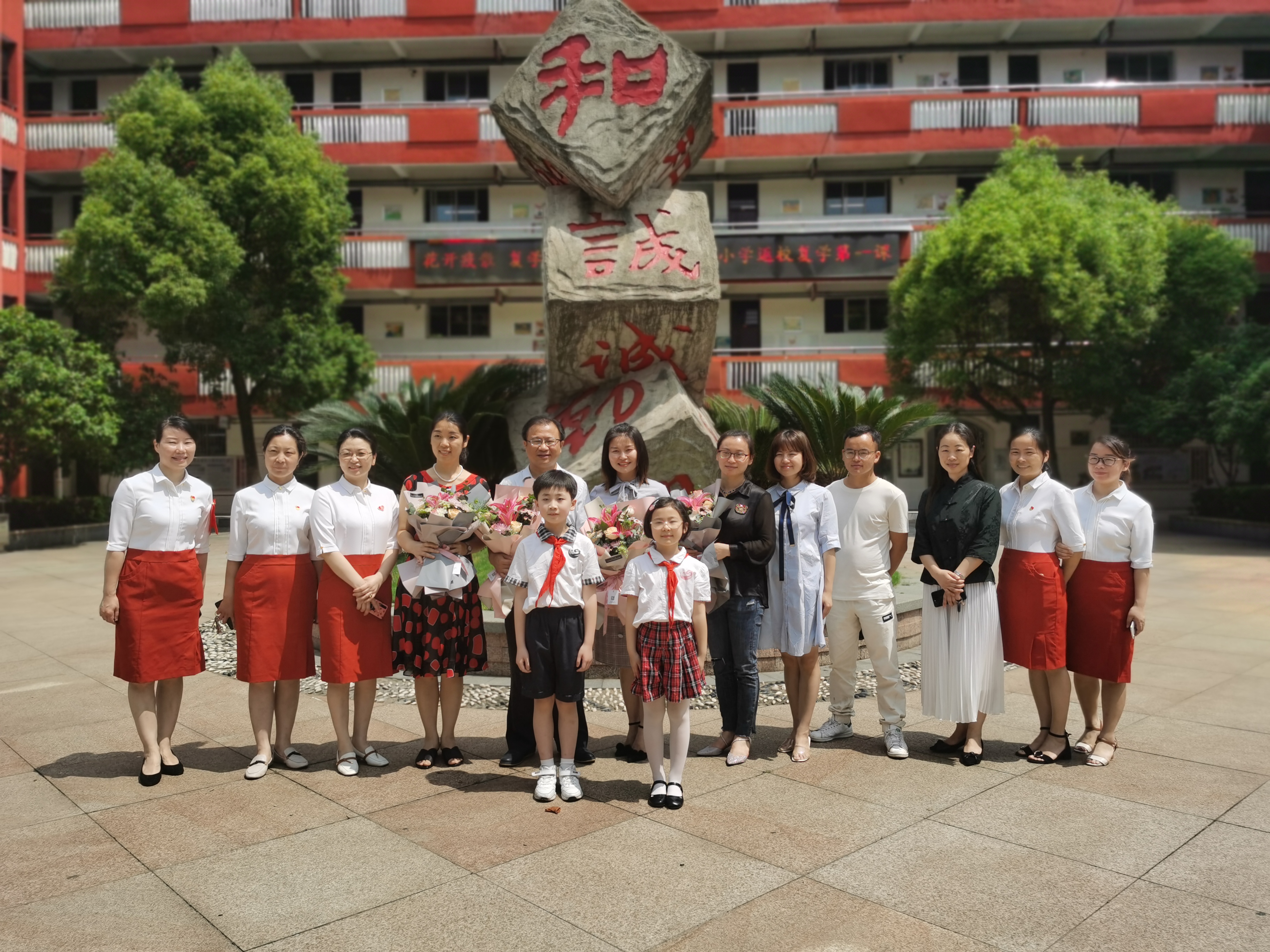 礼赞抗疫英雄弘扬抗疫精神,学习抗疫先进事迹致敬抗疫英雄