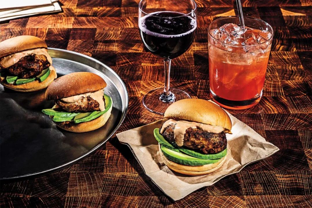 想要汉堡更好吃?赶紧搭配一杯葡萄酒!|富隆酒业