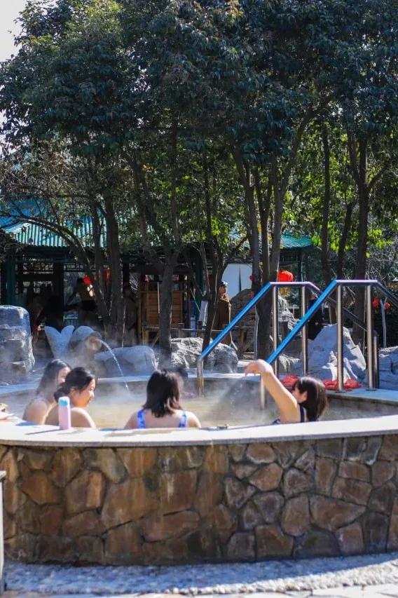 新盈泰生态温泉度假村天气,新盈泰温泉度假村夜场