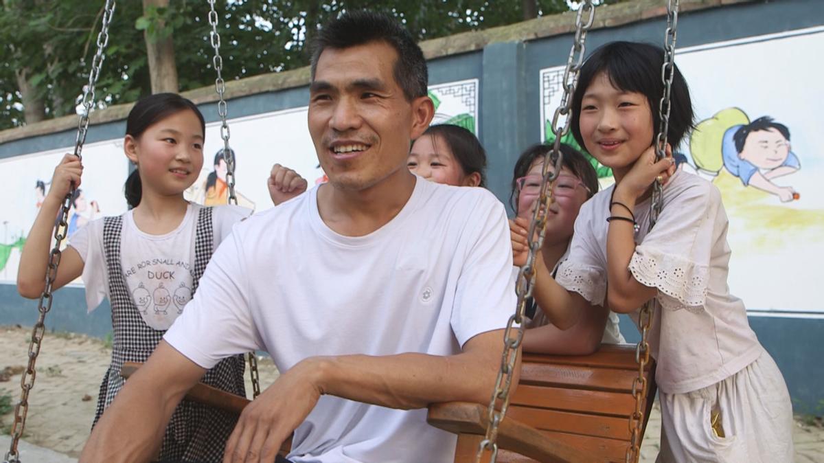 80后“白发校长”张鹏程：为了学生，不要“家”了