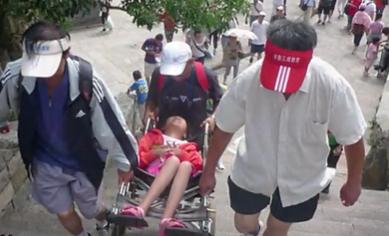 即使因非典而被限制在轮椅上,女孩仍热爱生活,以607分考入川外