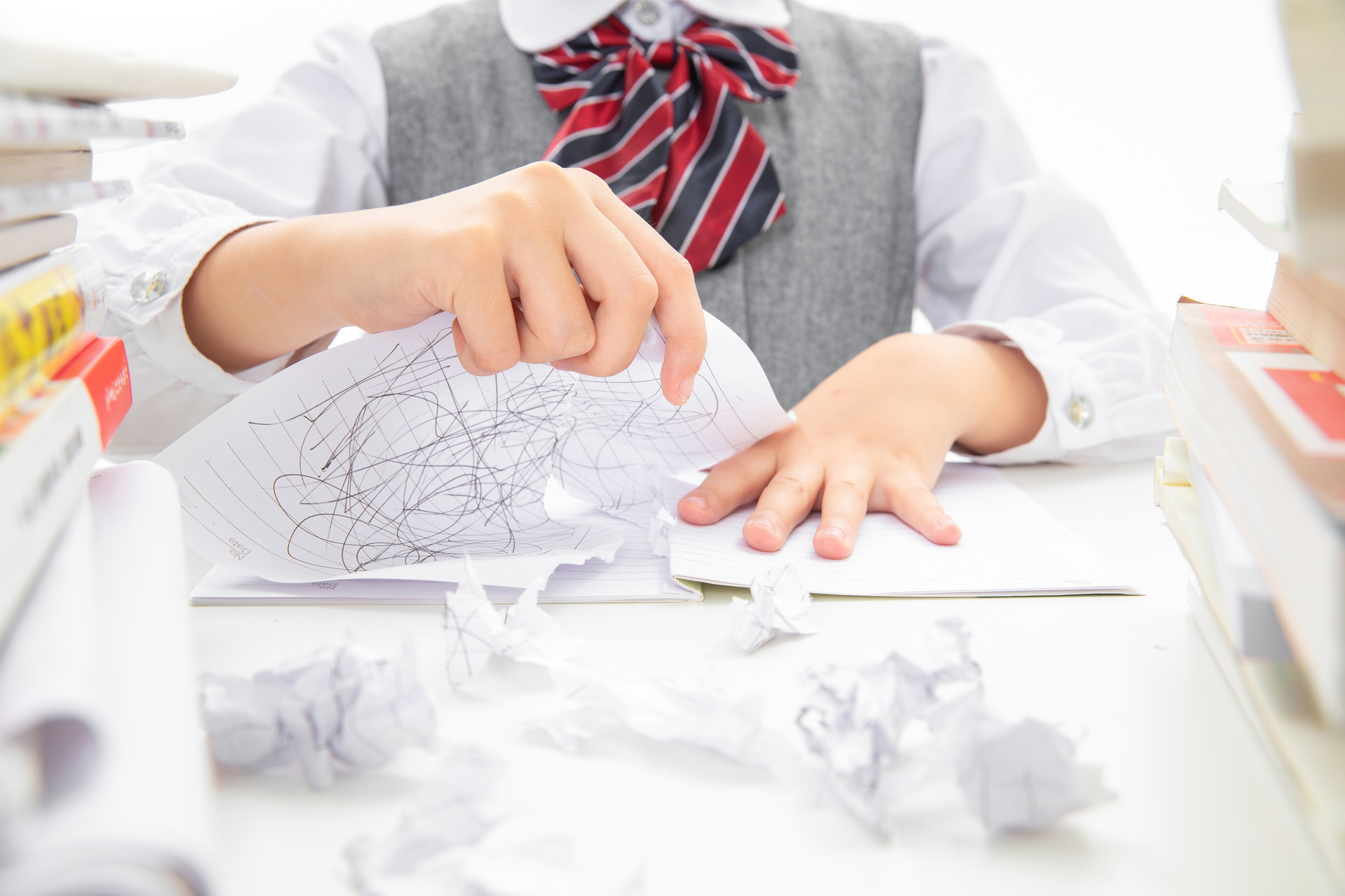 负面情绪宣泄给孩子,孩子负面情绪怎么疏导他