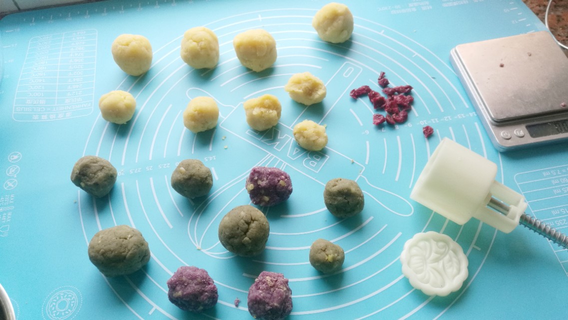 怎么做绿豆糕好吃又鲜嫩还能拉丝,最简单的绿豆糕怎么做好吃