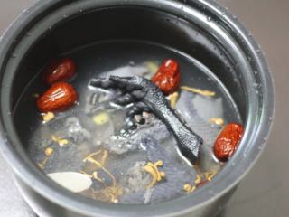 上班累吗，用一个电饭煲，干了这碗乌鸡汤！