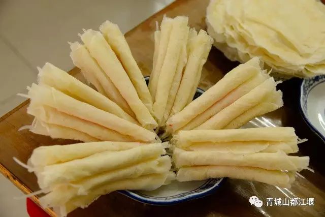 坐上公交去旅行!跟着这条101路线,带你玩遍大半个都江堰~一站一景,吃喝玩乐一网打尽!