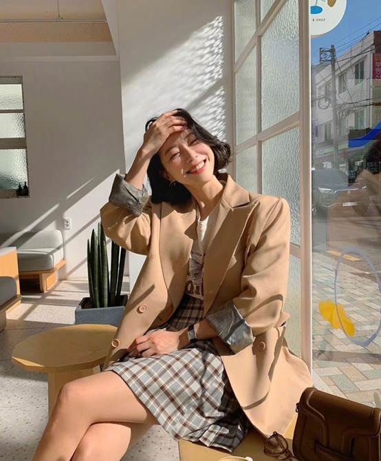 vivamoon韩国穿搭博主小西装,鬼马精灵彩虹眼妆