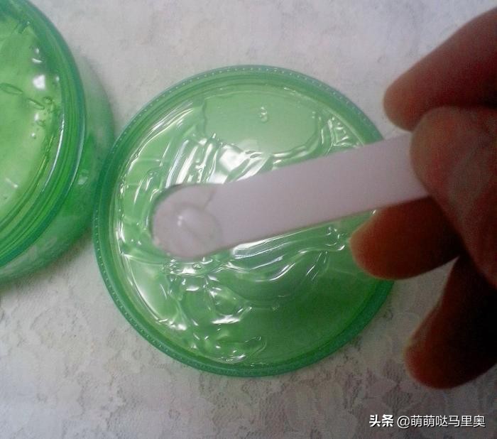 为什么有人用了芦荟胶会爆痘,为什么擦芦荟胶反而长痘