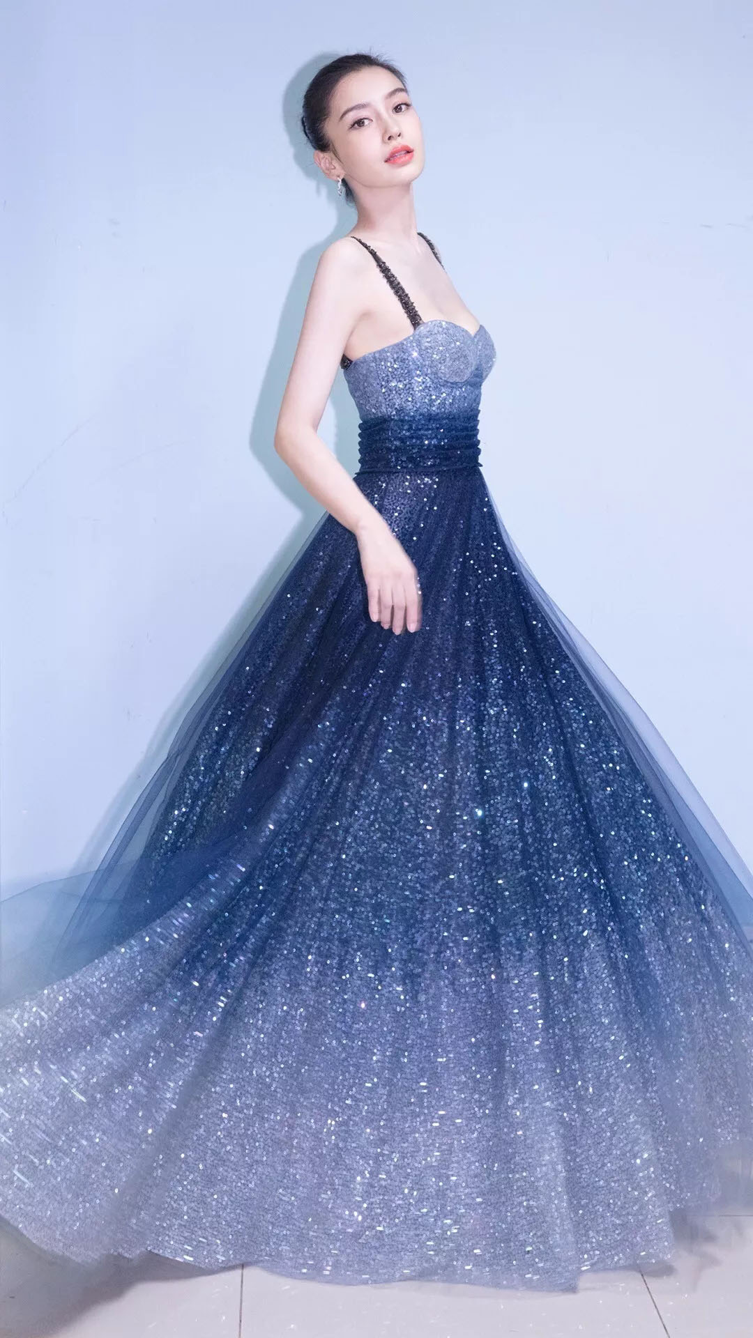 杨颖富家千金气质,杨颖一身休闲装现身机场身材讨喜