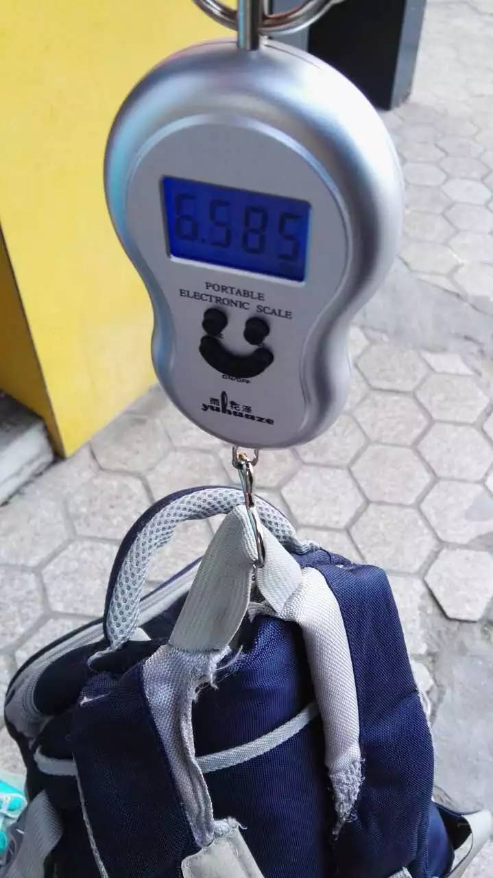 家长应该背书包吗,家长替孩子背书包是溺爱