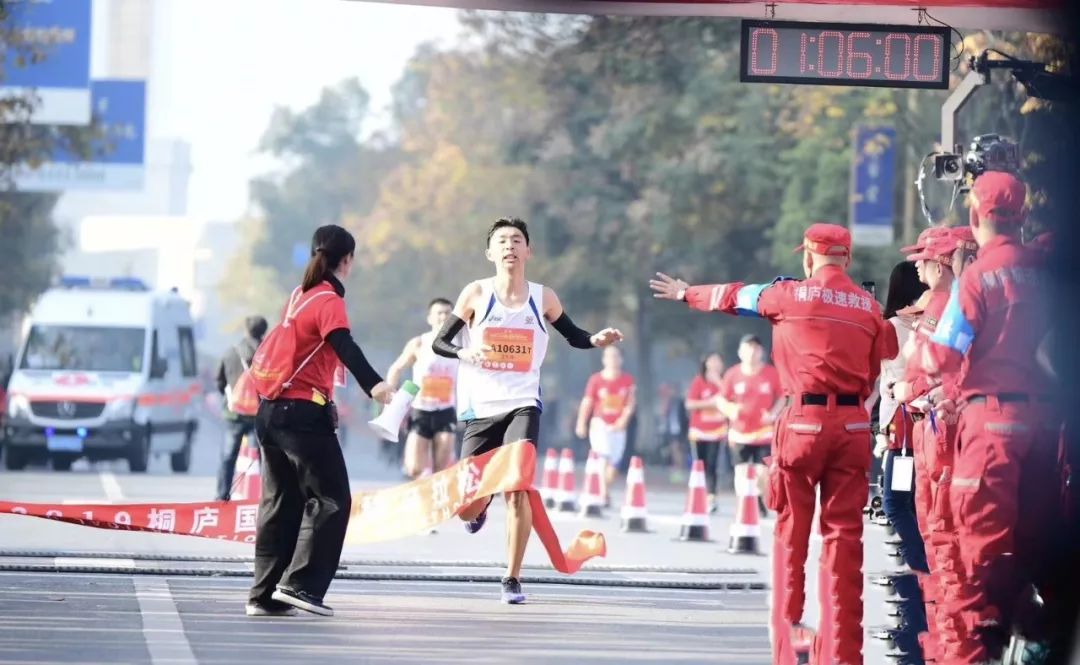 20岁小将王东辉半程“飚出”65分50秒，恩师郑凯谈中长跑基础训练