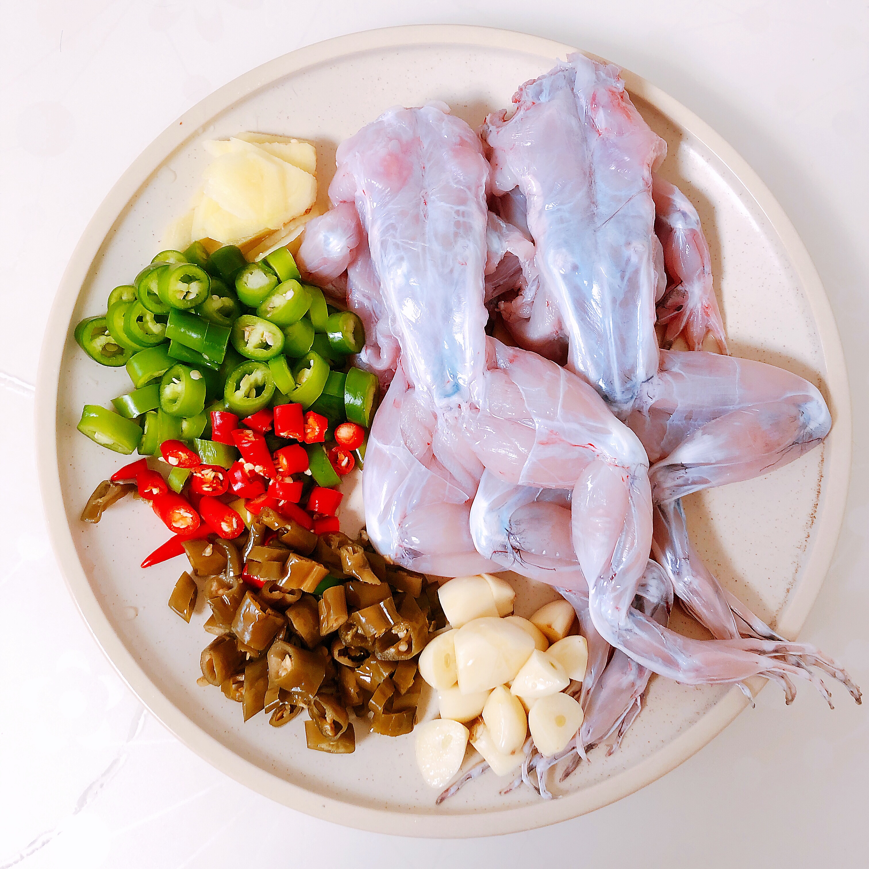 牛蛙杀好后怎么弄肉质鲜嫩,冷冻牛蛙怎么处理肉质才能鲜嫩