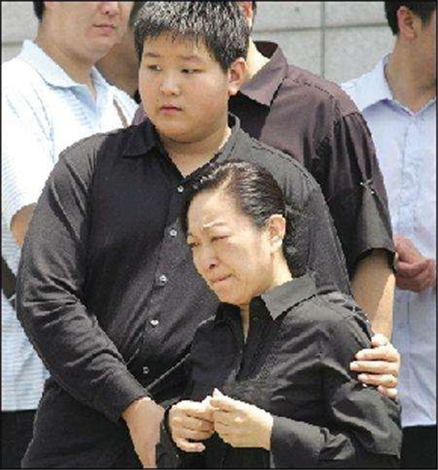 48岁罗京病逝后续,罗京去世11年妻子长跪不起