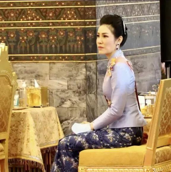 最新公务活动，诗妃坐次改变暗示地位改变，跪地卑微惹人怜