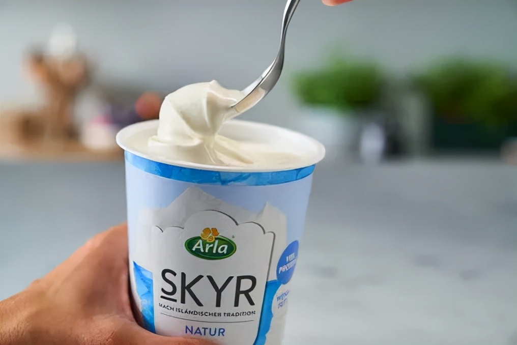 分裂的酸奶：一边“狂加料”，一边“零添加”