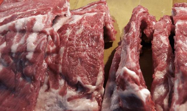 买排骨,大小排、颈排还不懂区分?口感差距很大,老板教你如何选