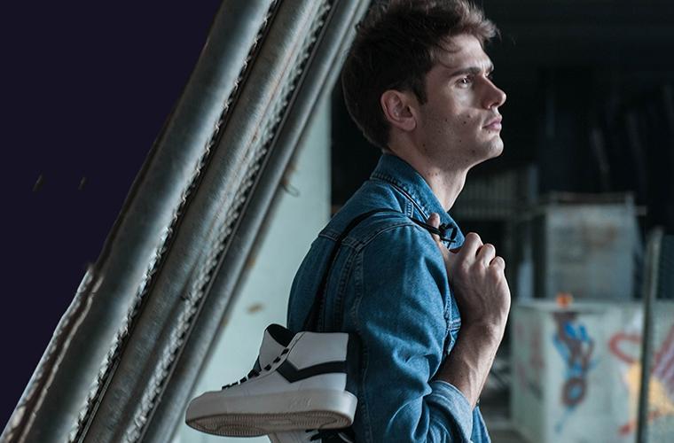 范斯经典板鞋搭配牛仔裤,范斯的鞋都会磨脚吗