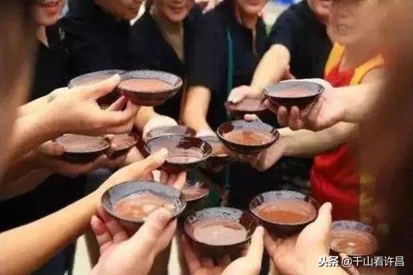 喝一口摔个碗的酒许昌也有啦，元旦来这里尽情摔吧！