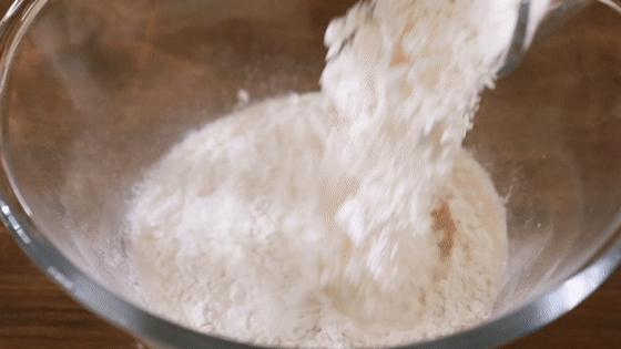 早餐油条怎么做酥脆松软完整教程,酥脆可口的油条是怎么做出来的