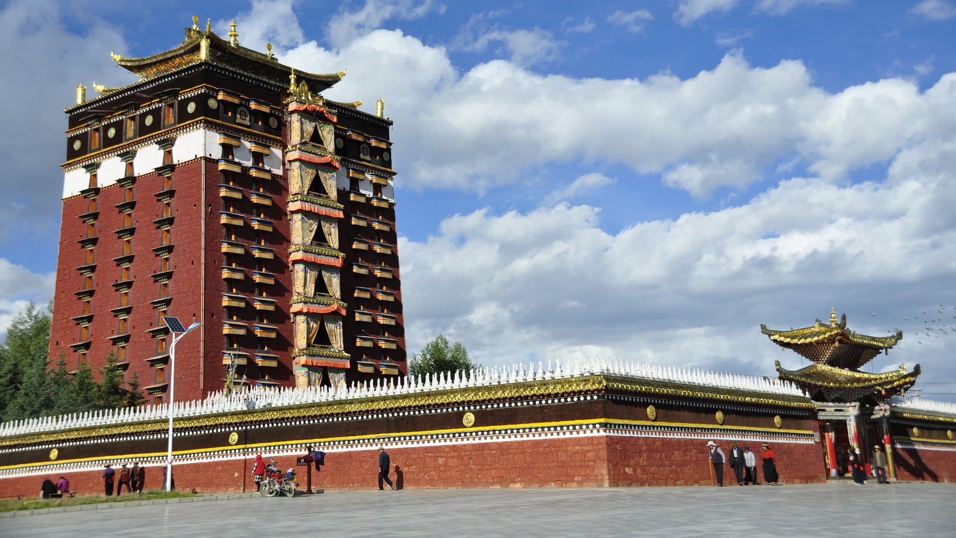 甘肃一个悬崖上的寺庙,甘肃的寺庙为什么都建在山上