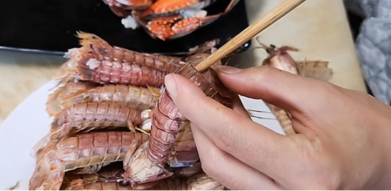 怎么剥皮皮虾不用剪刀,剥皮皮虾要留完整壳的方法