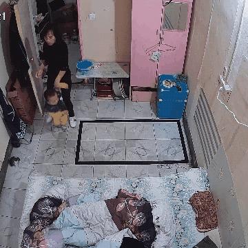 向对面出租屋射了一箭:80后妈妈王莹在城中村的实验艺术