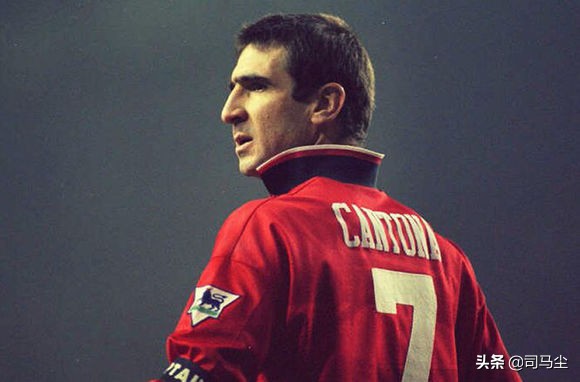 曼联队长坎通纳霸气庆祝,坎通纳曼联高光时刻