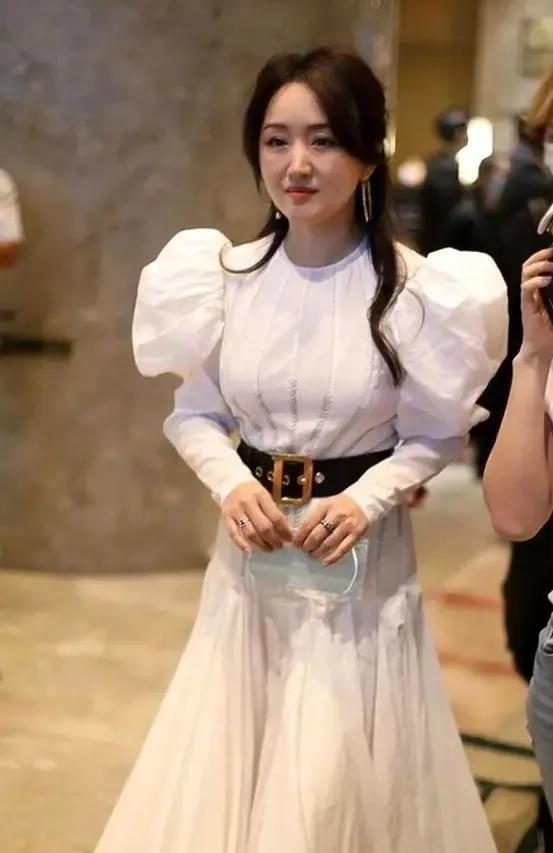 48岁杨钰莹私下穿搭,杨钰莹47岁穿衣搭配