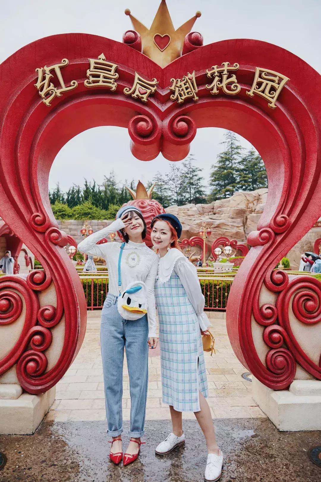 我们在上海迪士尼里玩耍了一天，发现穿的美才能玩的好！