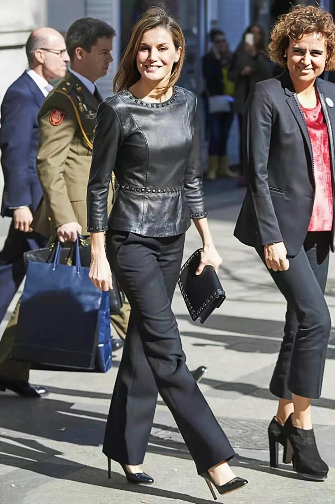 西班牙王后白色小西装配蓝色伞裙,西班牙王后穿黑条西装