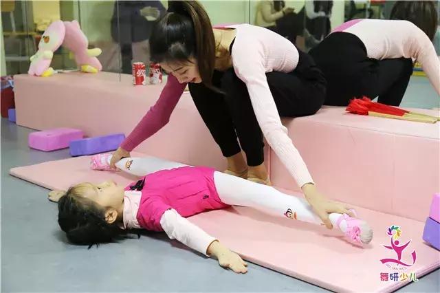 家长说孩子身体硬不想学舞蹈了,孩子不想学舞蹈该怎么去引导