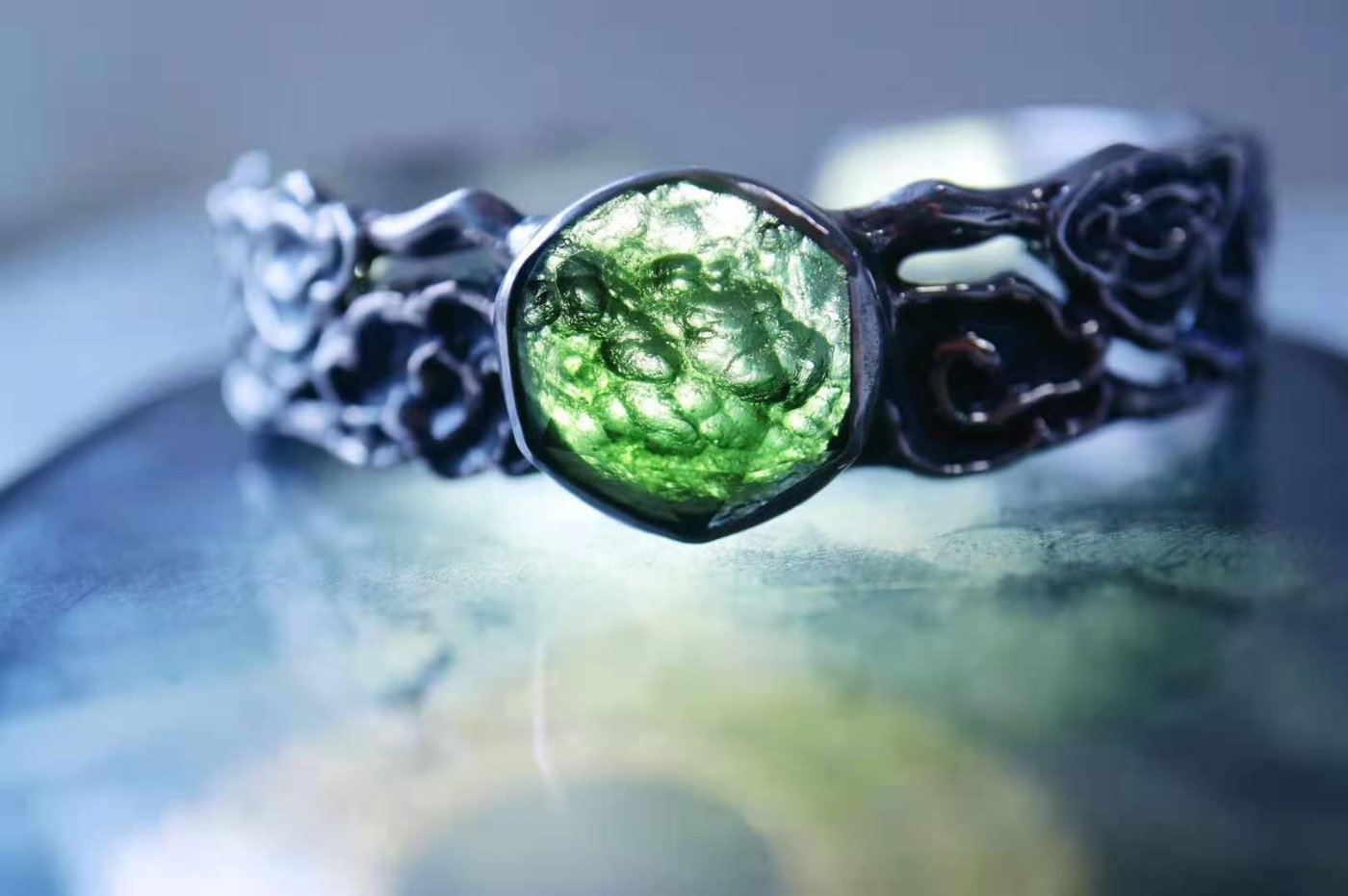 白底青手镯适合多大年纪戴,小圆条手镯适合什么年纪的人