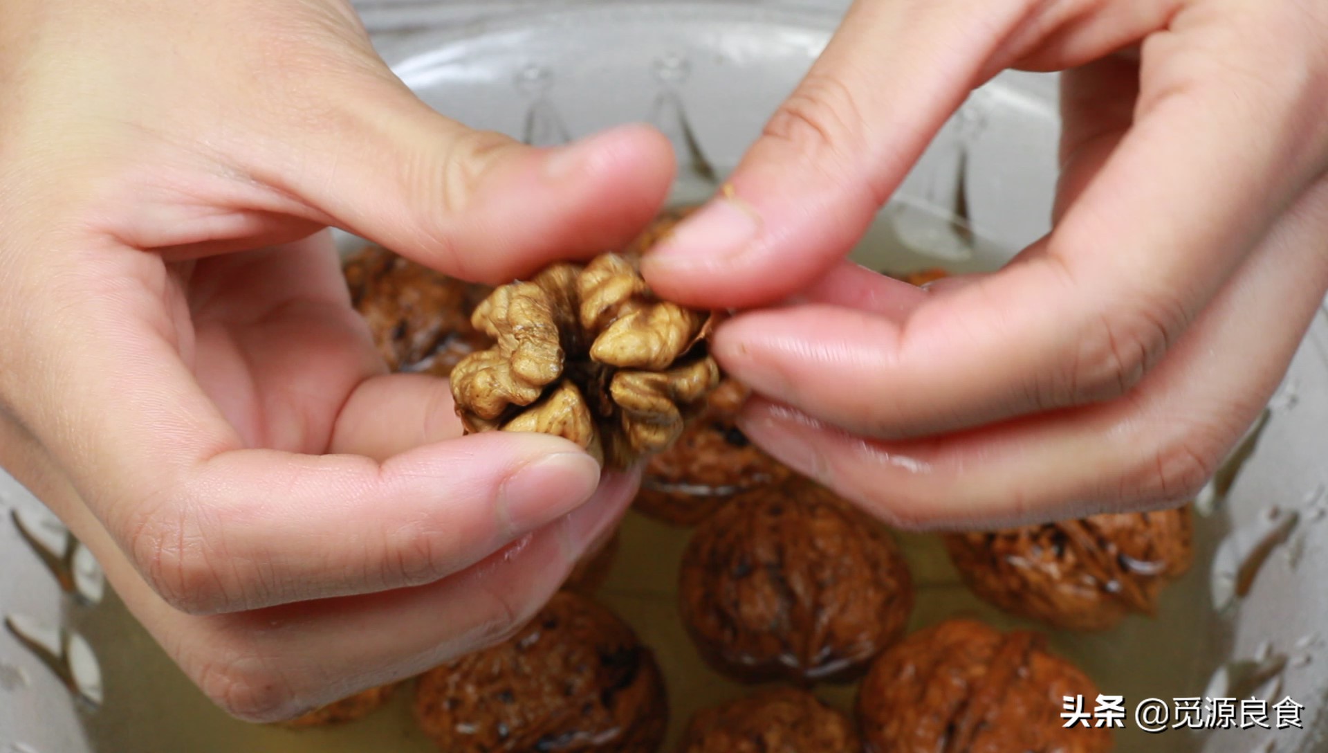 怎么快速剥完整的核桃仁,快速剥新鲜核桃小妙招