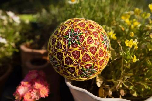 男人手里握的叫保健球,女人手里握的叫什么球?