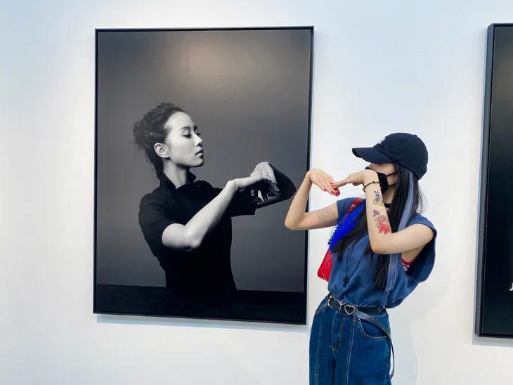 三里屯偶遇大幂幂,杨幂和闺蜜在三里屯逛街遭搭讪