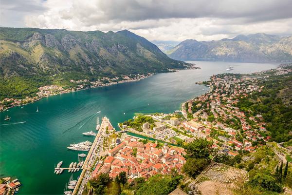 销售行业选择不对，挣不到钱又累，建议马上辞职，及时止损！
