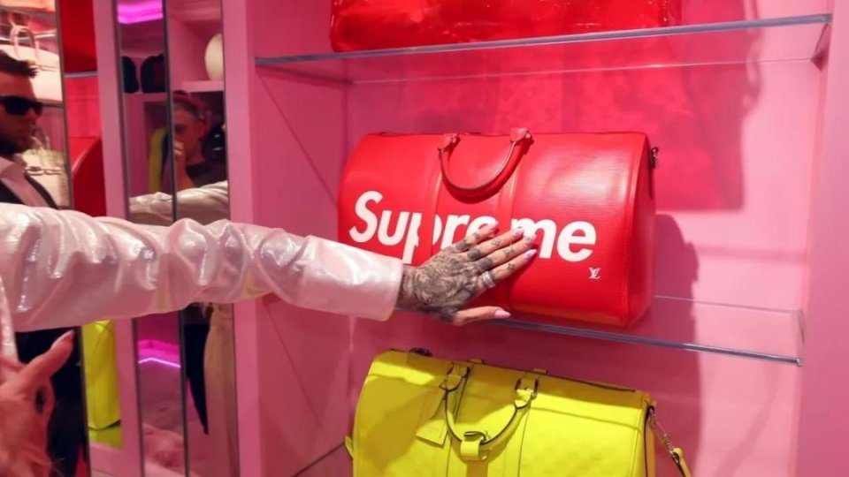 香奈儿磨刀、爱马仕砌墙,J姐的衣帽间戏可真多