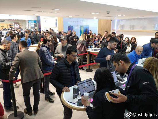 美国宣传华为手机,美国排队购买华为手机