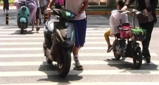 电车高速爆胎正确处理,机动车突然爆胎驾驶人切忌慌乱