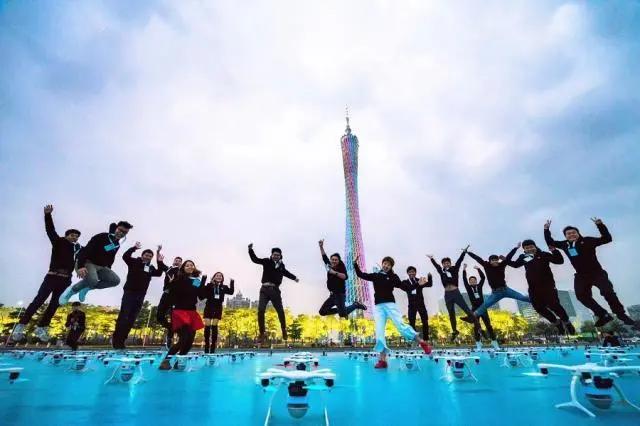 400架无人机点亮夜空恩施,600架无人机点亮夜空