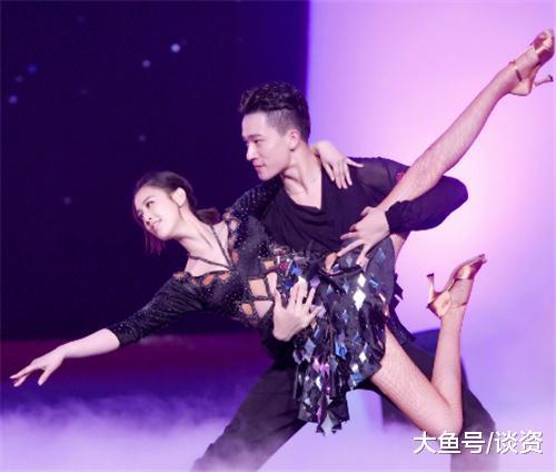 黄圣依踢足球最美照,黄圣依带三个孩子