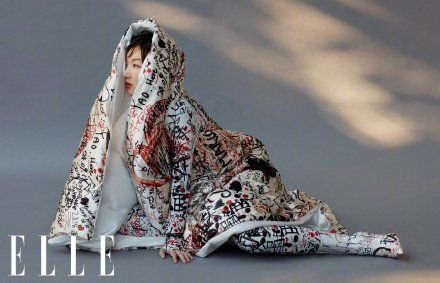 周冬雨最新一组封面大片,周冬雨红毯照曝光一身酷装