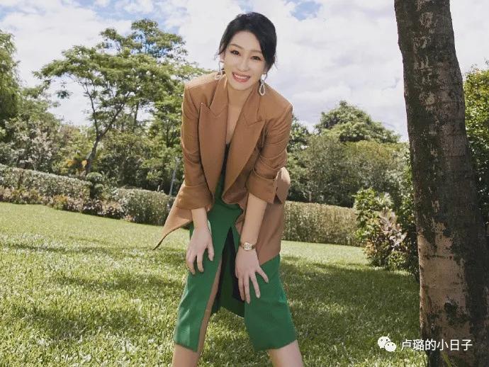 被秦海璐穿过的那些牌子，简直就是中年姐姐穿搭的模版