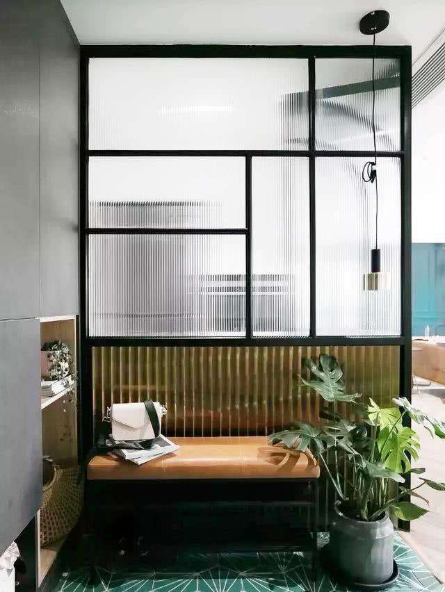 长虹玻璃做出来的阳台隔断效果,长虹玻璃嵌入墙体增加采光