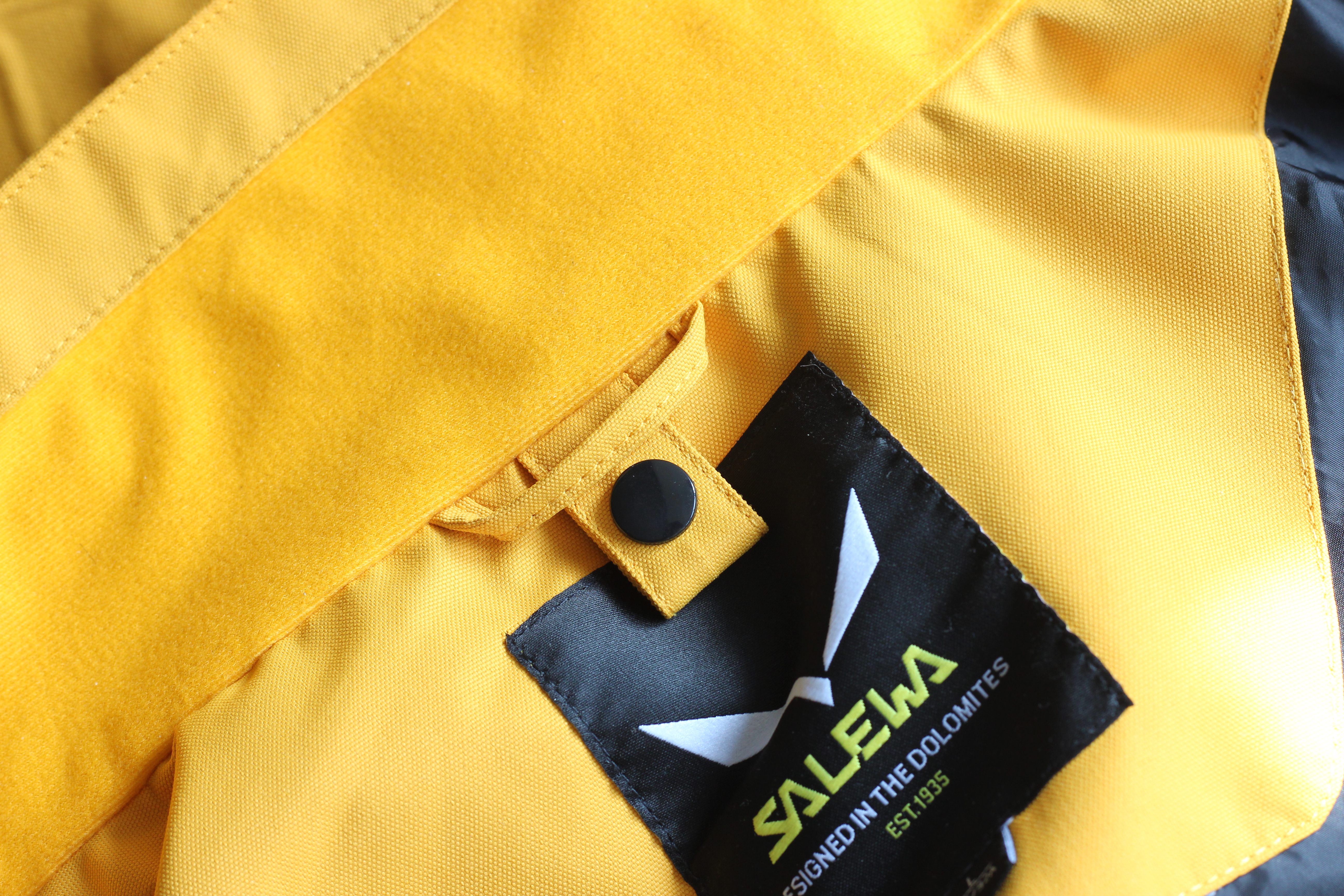 沙乐华明星同款冲锋衣,沙乐华和哥伦比亚冲锋衣哪个好