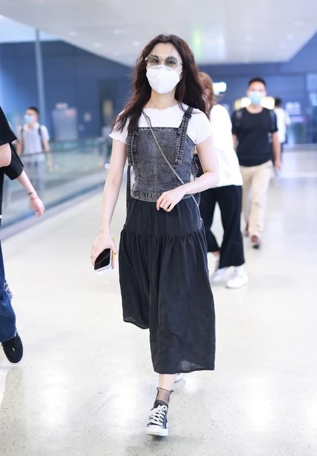 《你好,火焰蓝》女主好可爱,娃娃脸看着真嫩,同框佟丽娅也不输