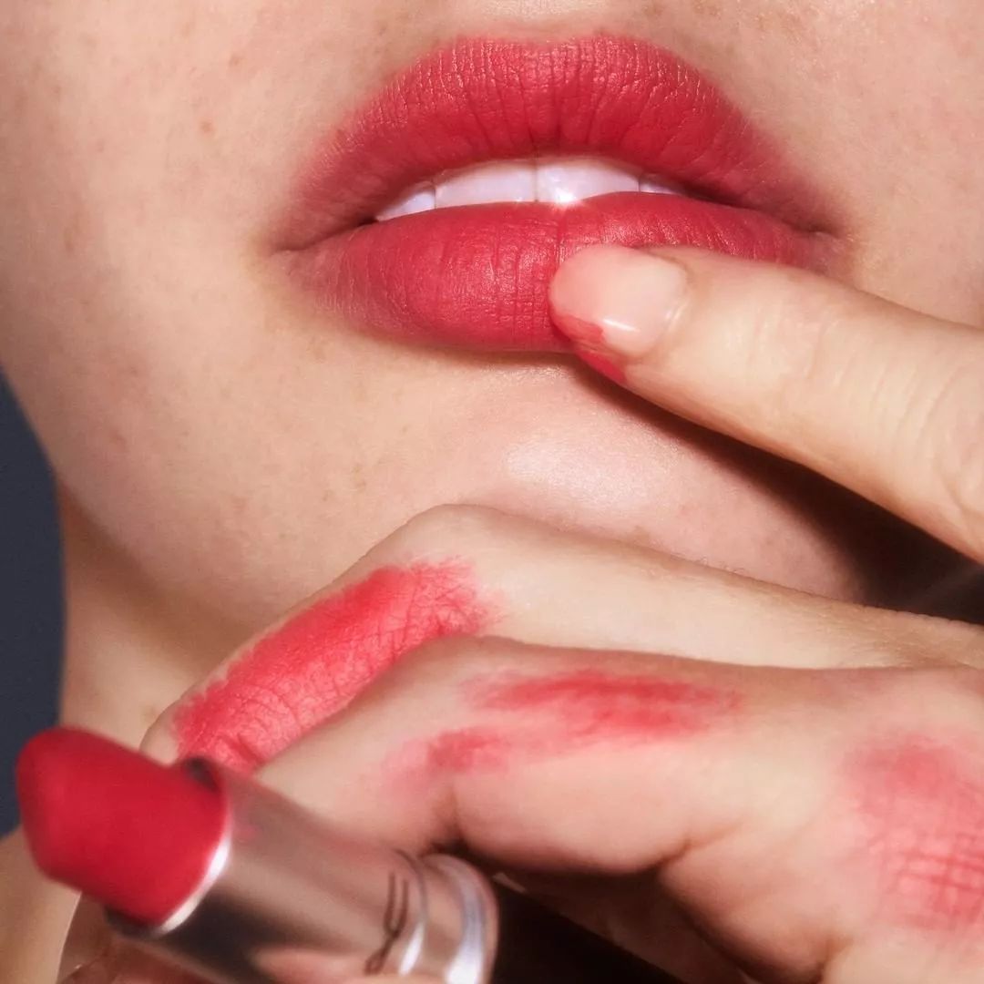 女生买口红的迷惑行为,女人变傻子的后果