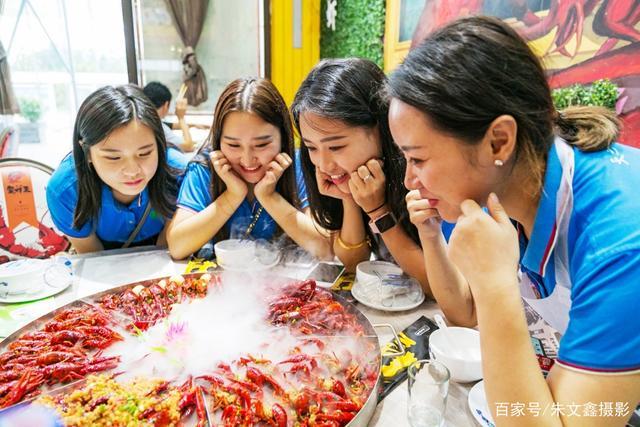 小龙虾原产地潜江深夜小龙虾盛宴,舌尖上的美味小龙虾
